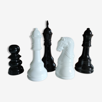 5 black and white ceramic chess pieces