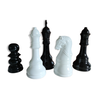 5 black and white ceramic chess pieces