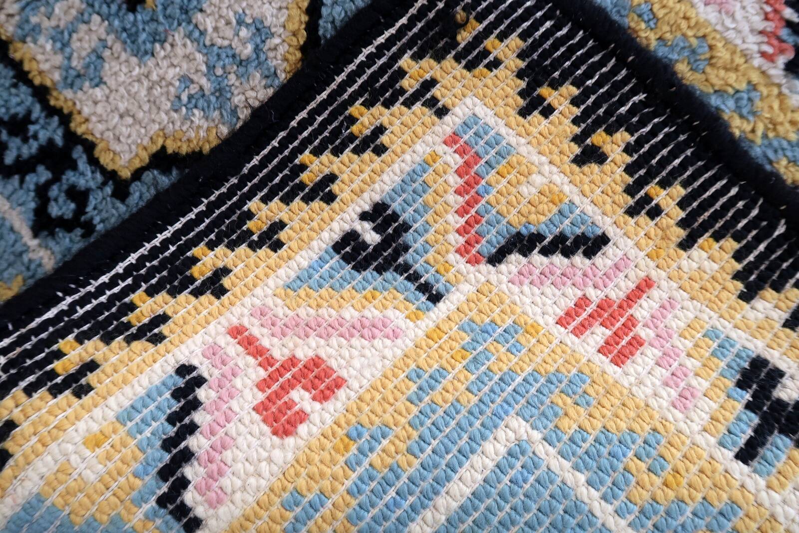 Tapis vintage français Savonnerie fait main en laine – 71 x 128 cm – 1960s