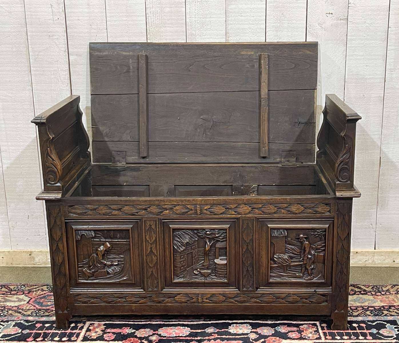 Breton bank chest from the early 20th century in oak and chestnut.