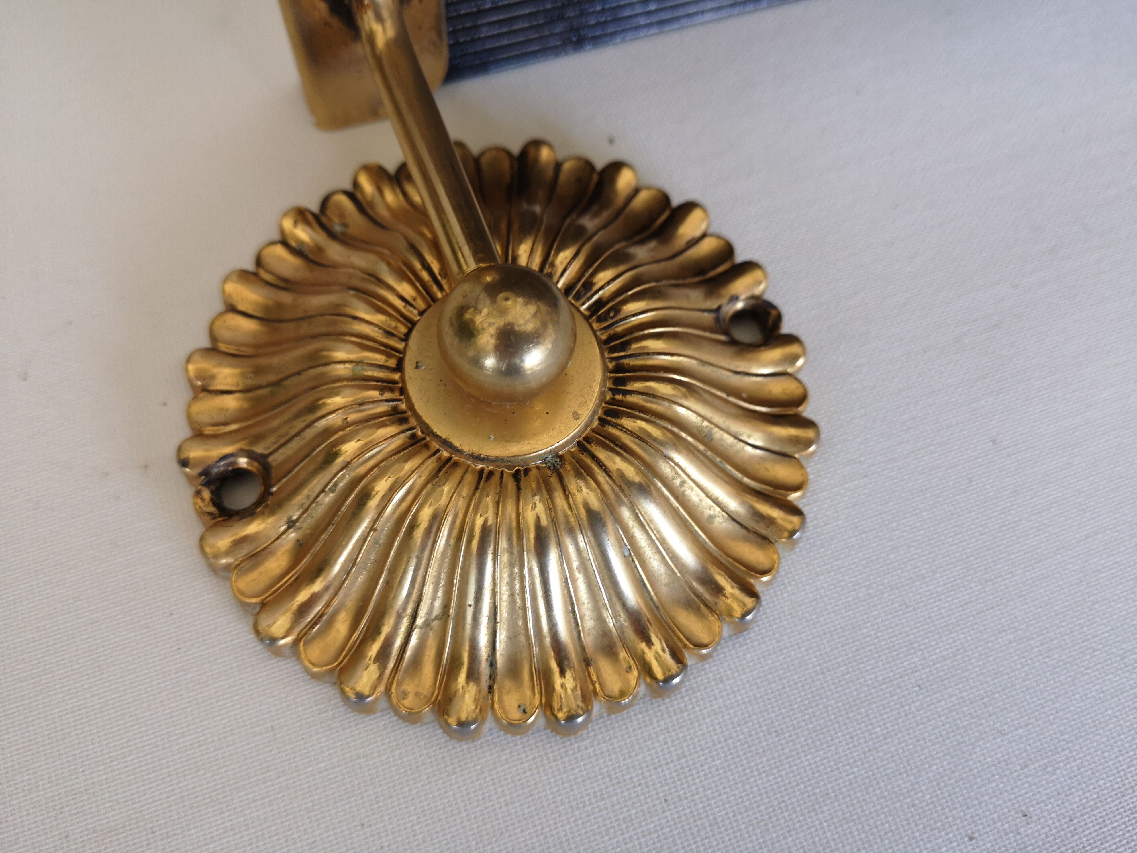 Wall shelf in glass and gold metal