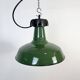 Lampe à suspension industrielle en émail vert, années 1960