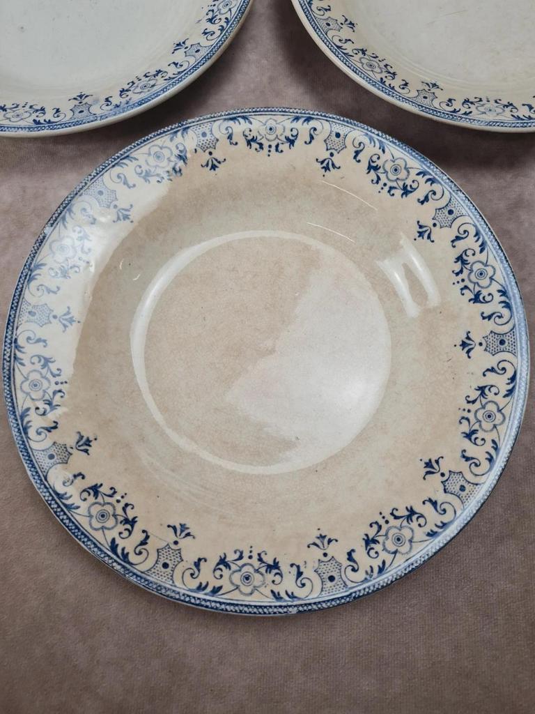 Set of 7 antique deep plates from Creil and Montereau, La Vallières service, 23 cm