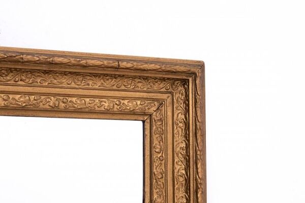 Miroir dans un cadre décoratif en or, Pologne, début du XXe siècle.