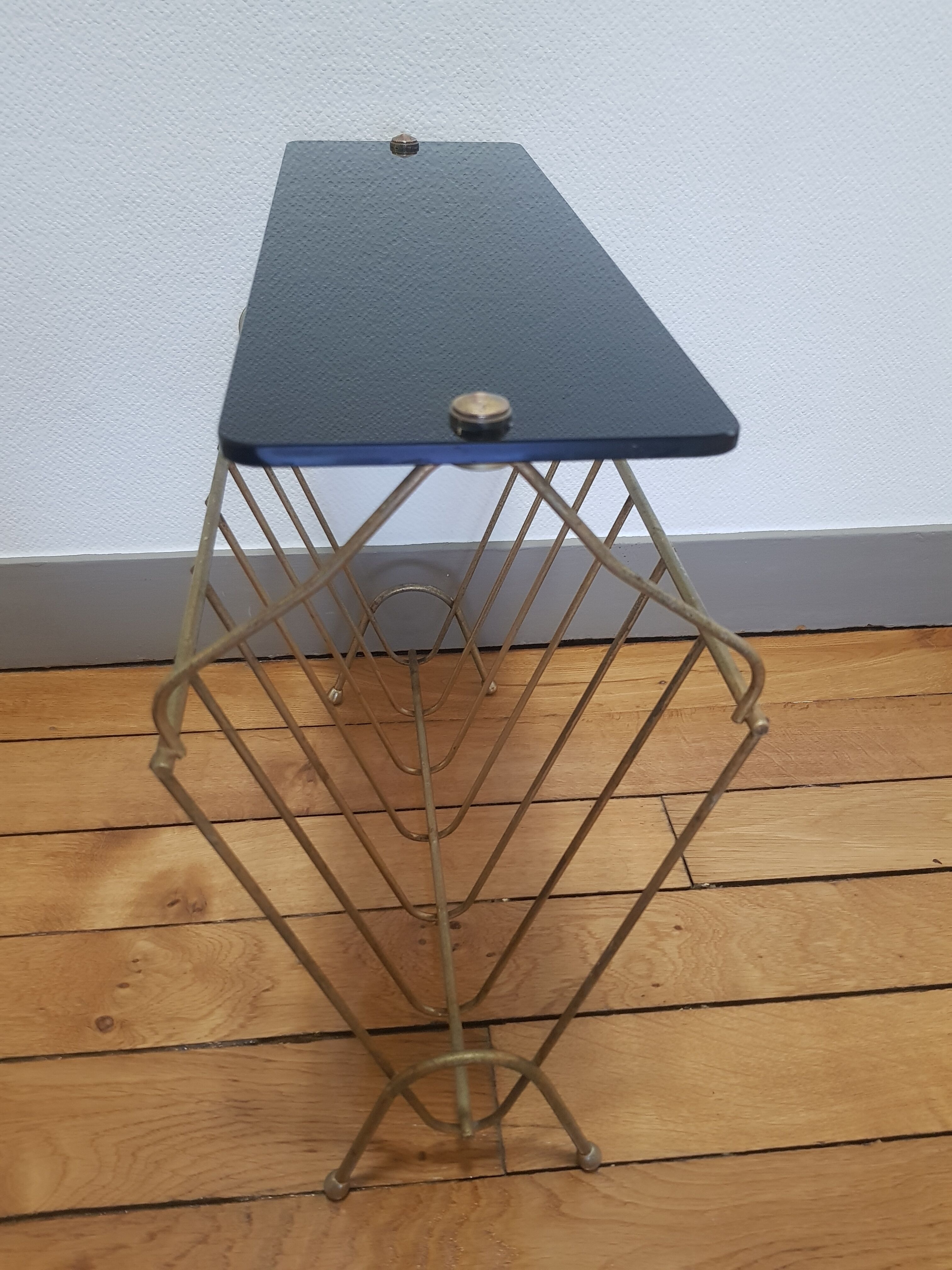 Magazine holder with glass tablet