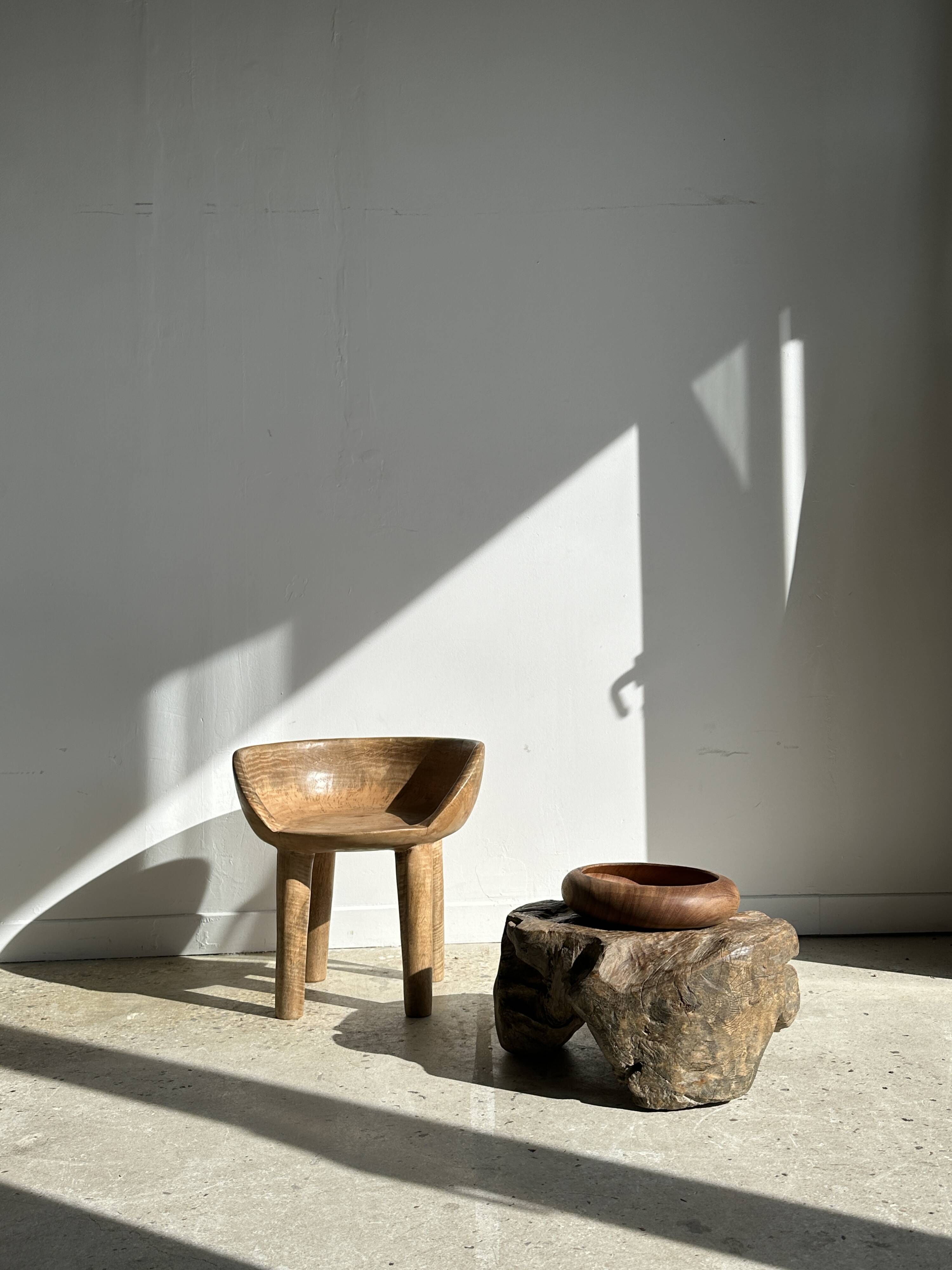 Quadripod chair with round seat and small back in natural monoxyl mango wood