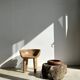 Chaise quadripode assise ronde à petit dossier en manguier naturel monoxyle