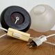 Petite lampe de table en bois noir avec globe en verre dépoli