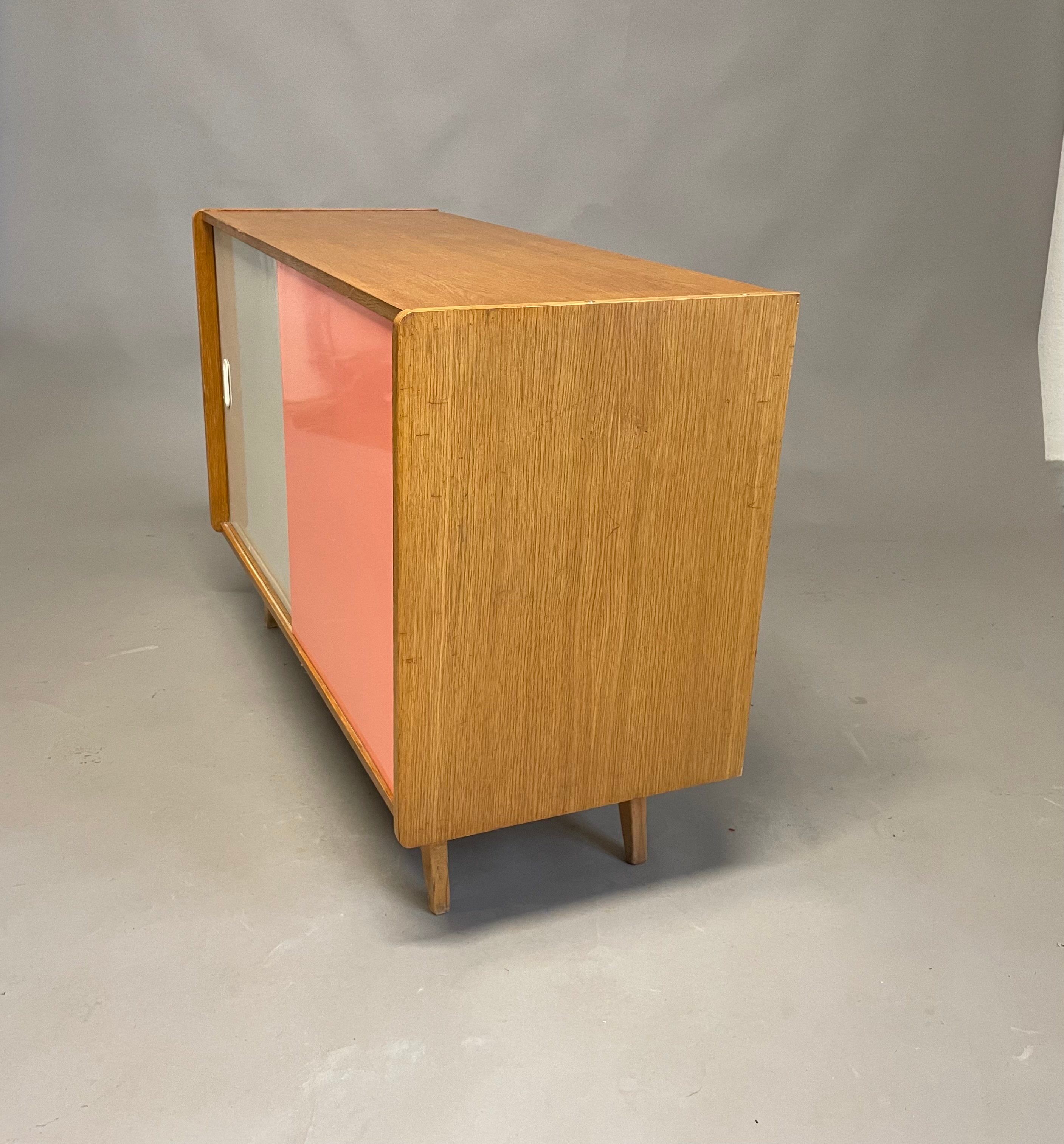 Cabinet U452 de Jiri Jiroutek