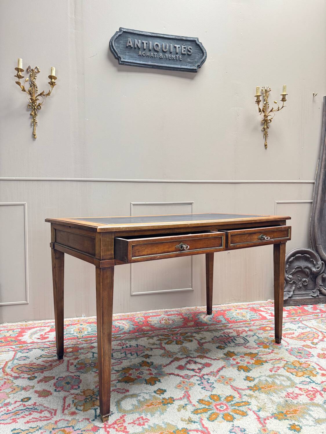 Bureau plat en noyer de style Louis XVI XIX eme siècle