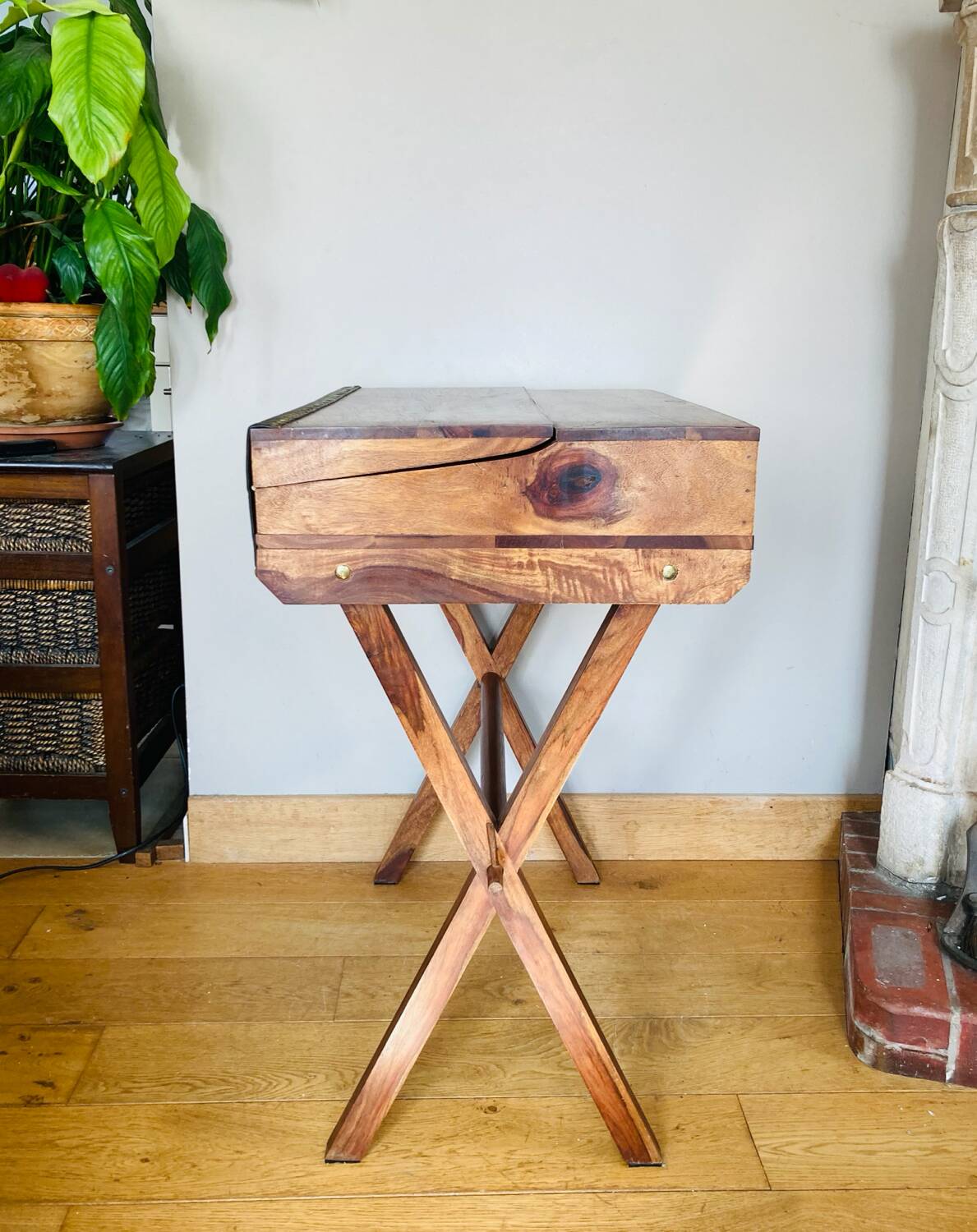 Desk, writing desk in solid rosewood and studded leather, 20th century.