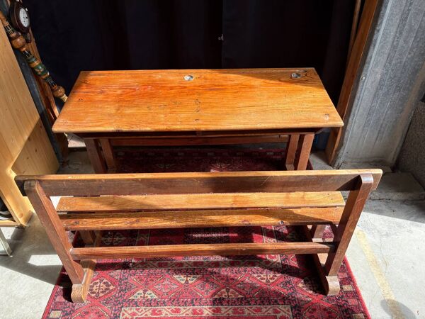Bureau d'écolier en bois avec banc intégré, France, années 1950