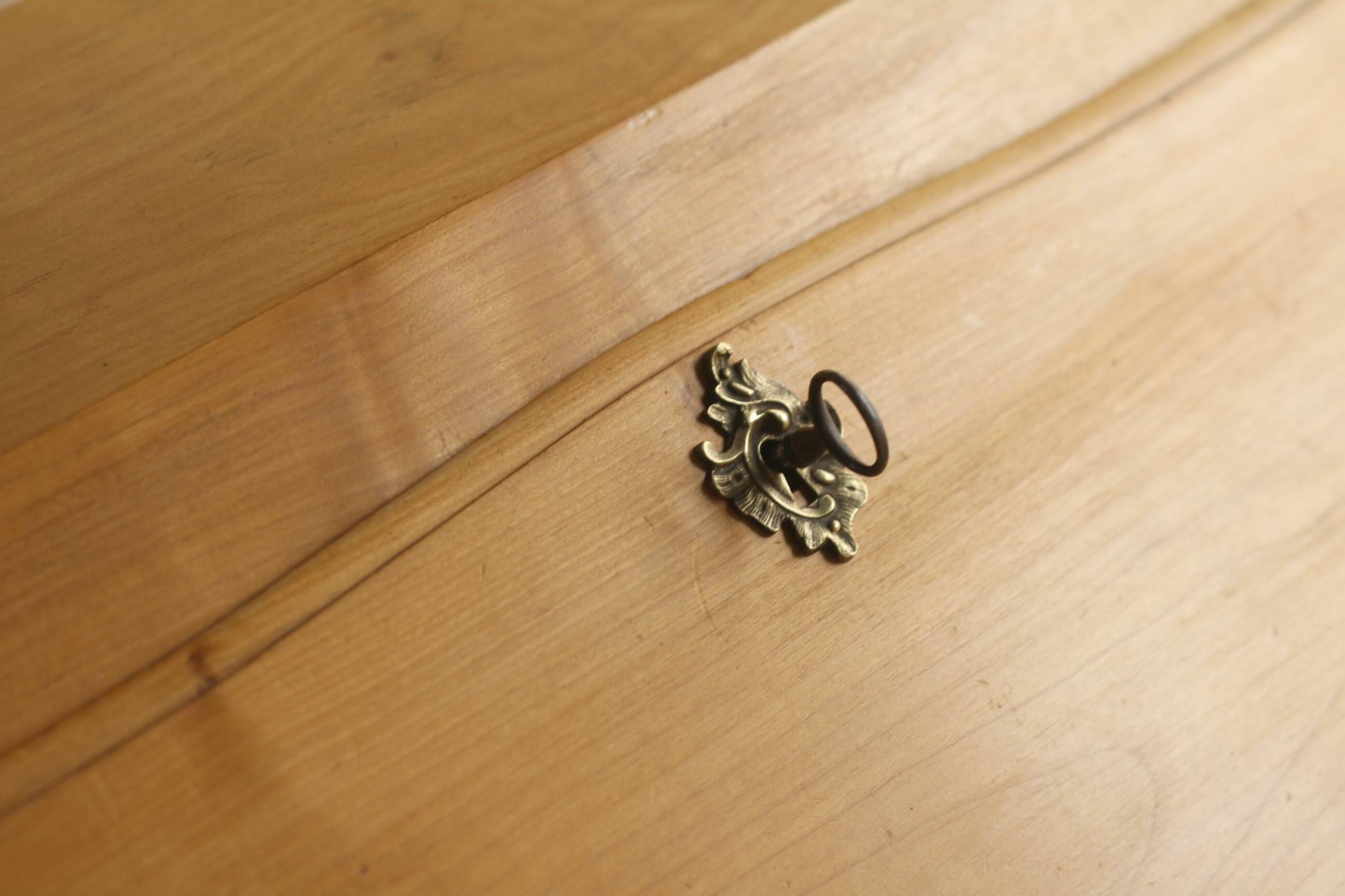 Sloped wooden desk in light wood, ideal for remote work. Secret drawer.