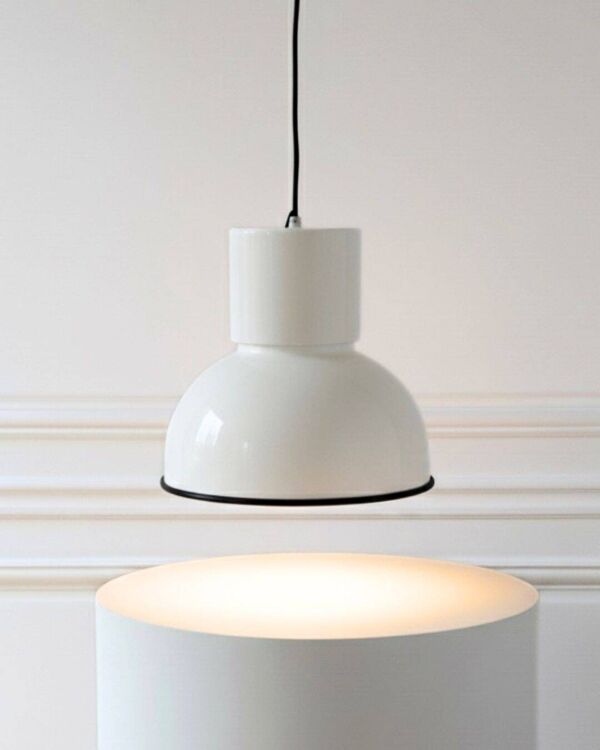 Abat jour en tôle émaillée noir et blanc, accompagné de son cache mural