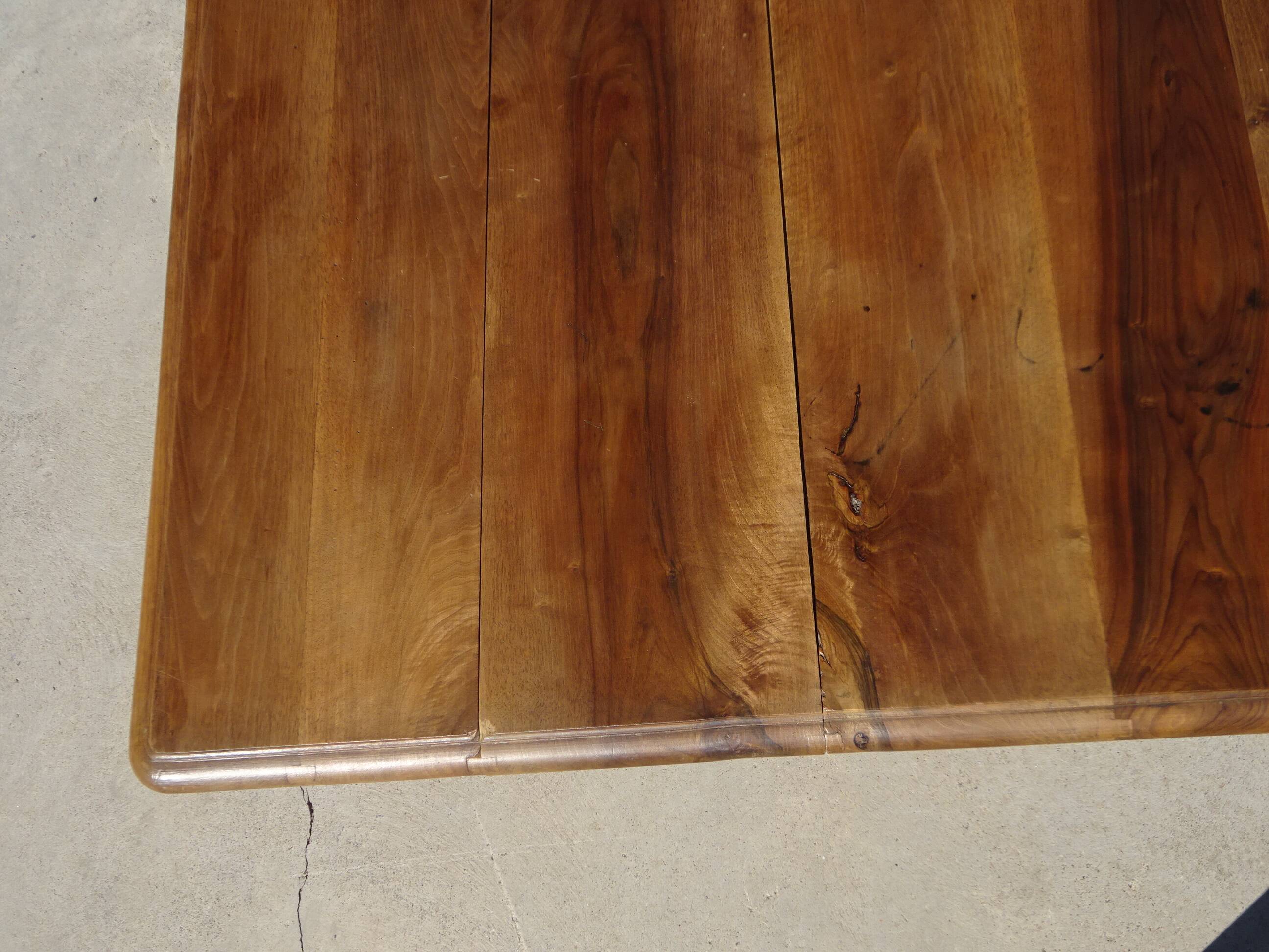 Ancienne table carrée en noyer avec pied central