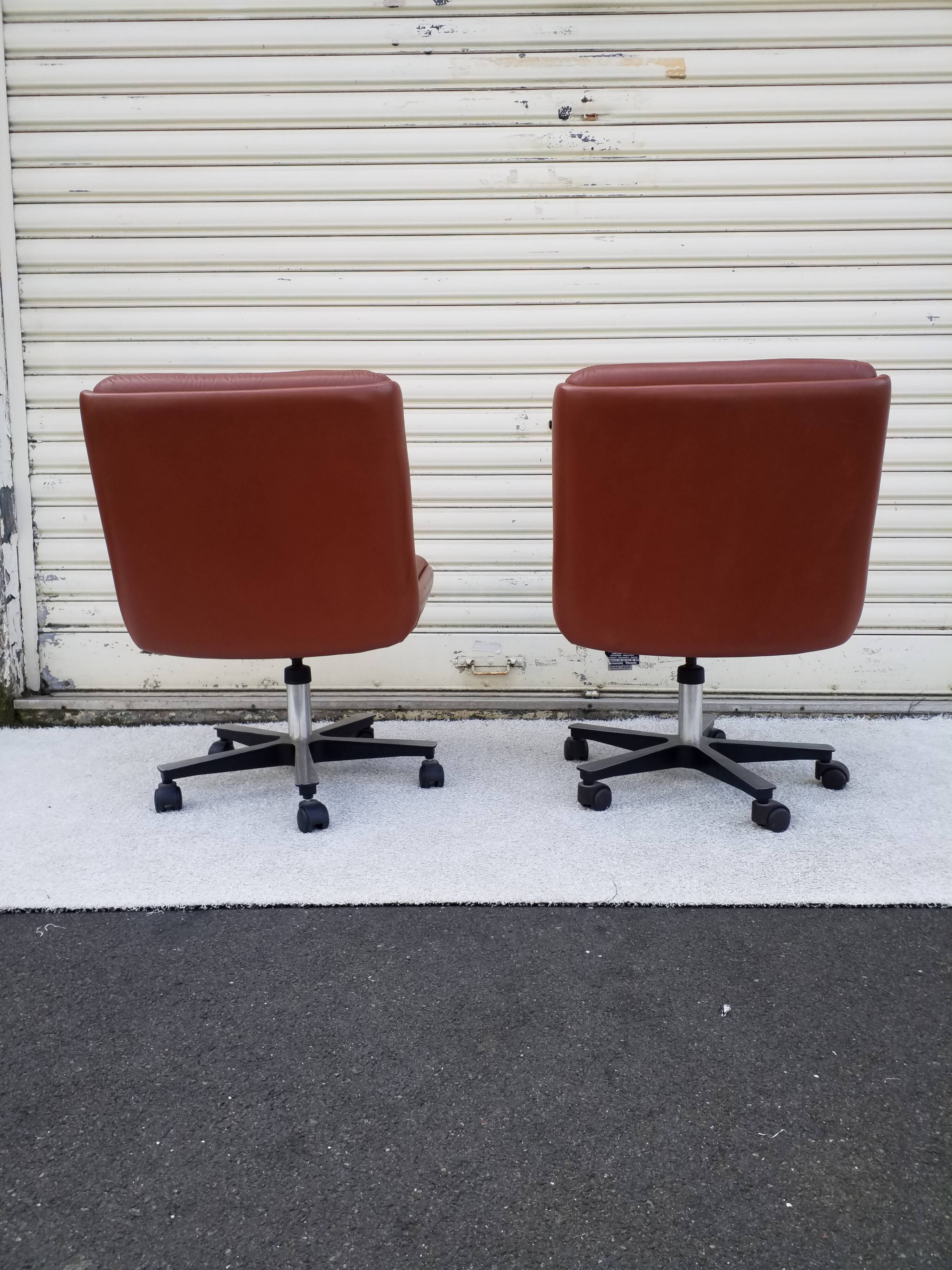 Pair of leather armchairs of the 60s 70s