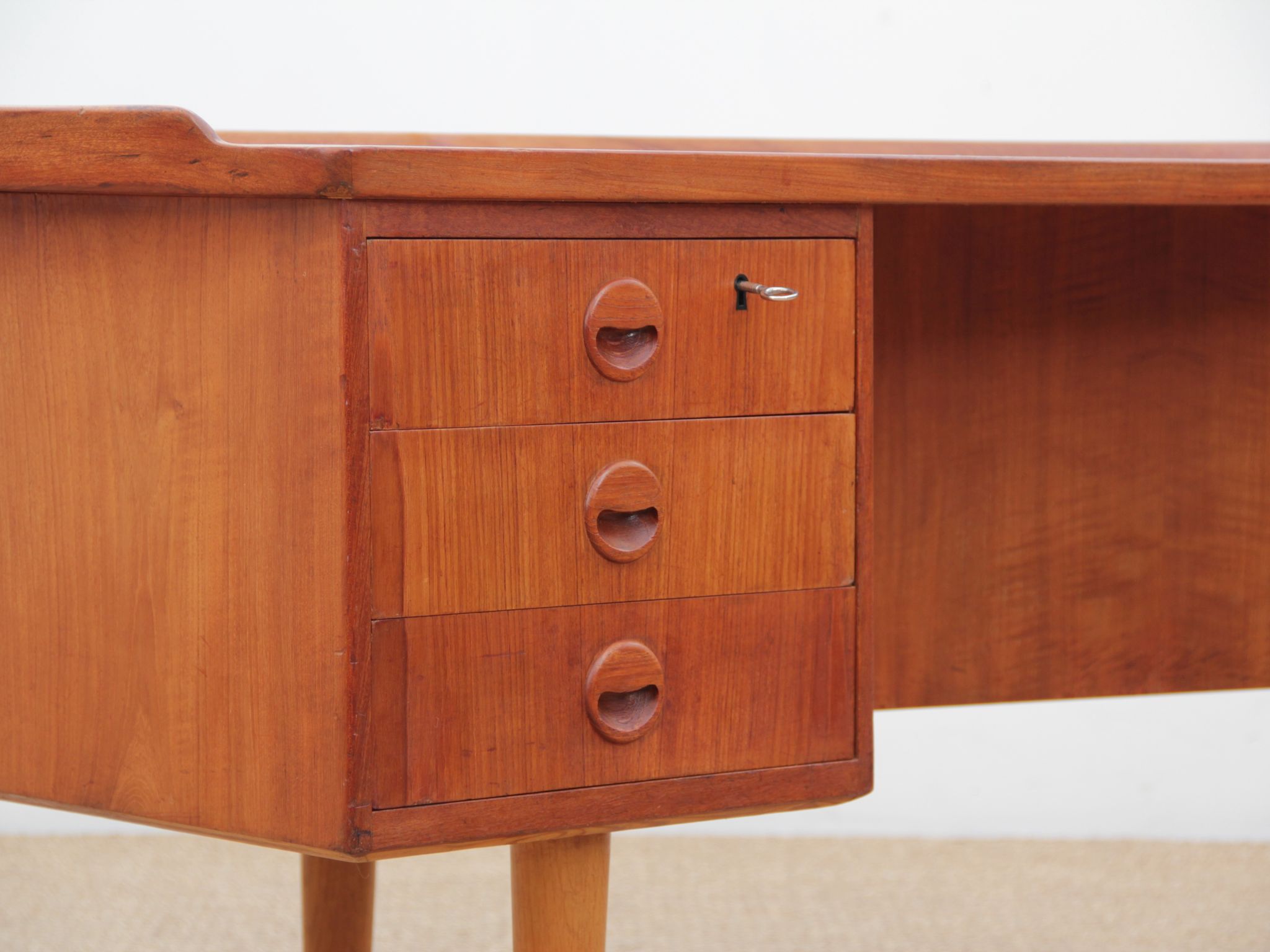 Bureau scandinave boomerang en teck d'Arne Hovmand Olsen