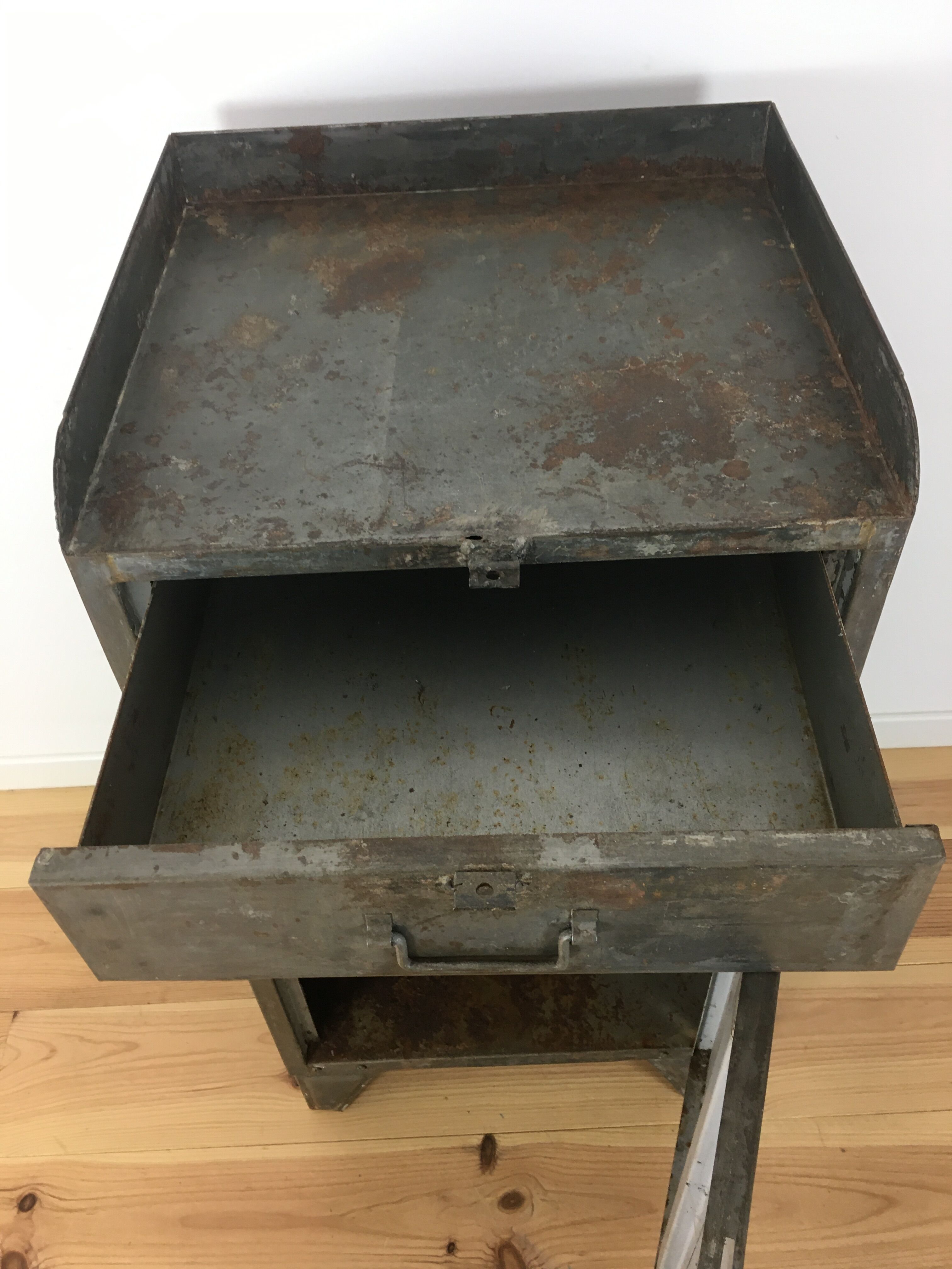Meuble d'atelier desserte industrielle