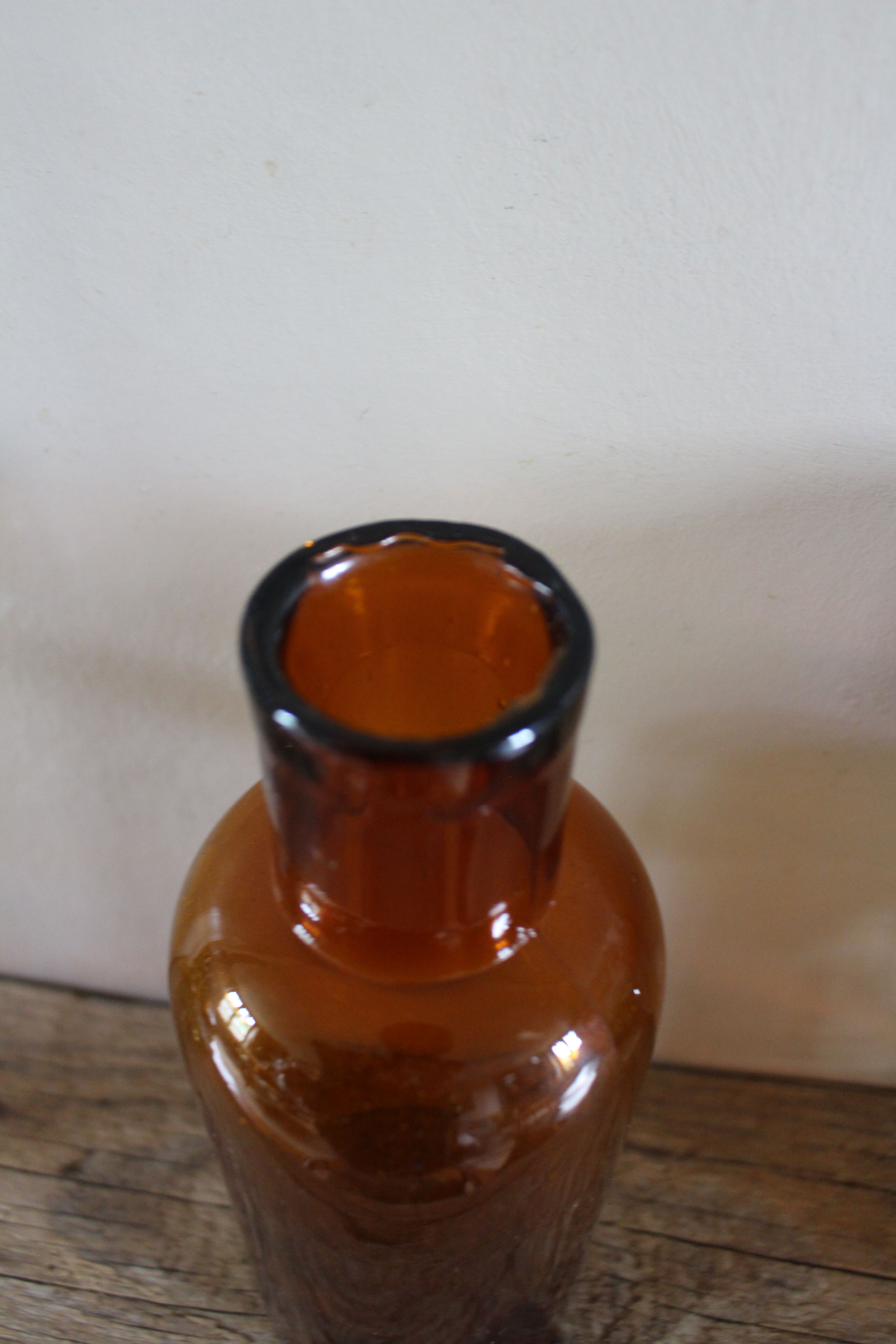 Vase flacon en verre ambré