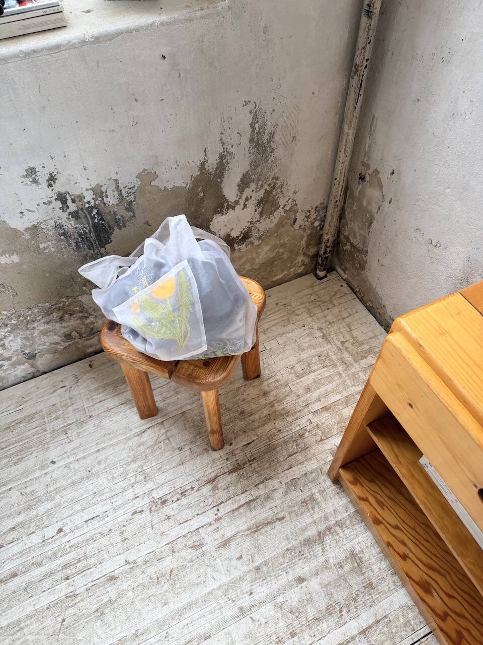 Chevet sélectionné par Charlotte Perriand pour Les Arcs