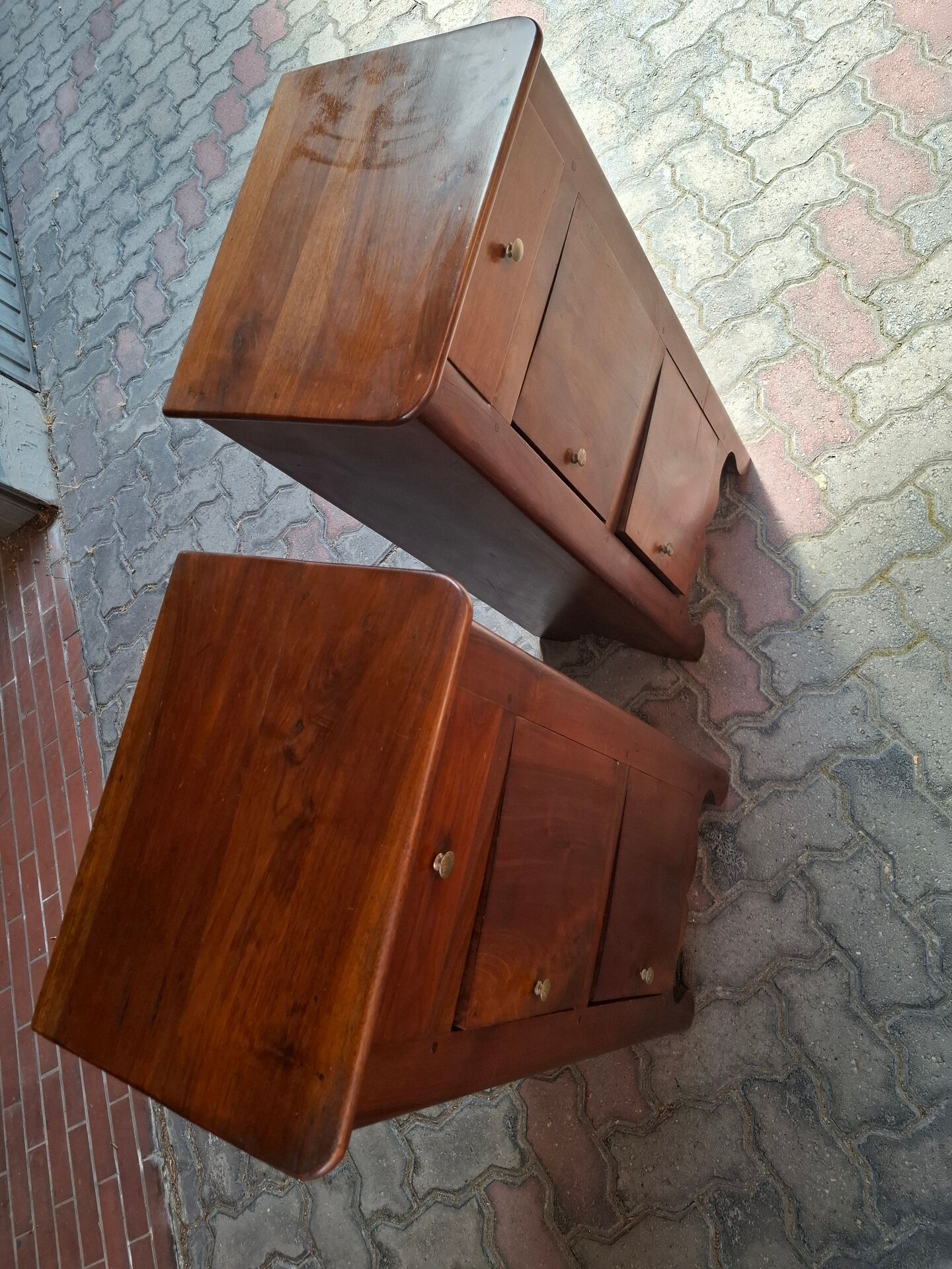 Pair of bedside commodes in walnut. Italy circa 1700s