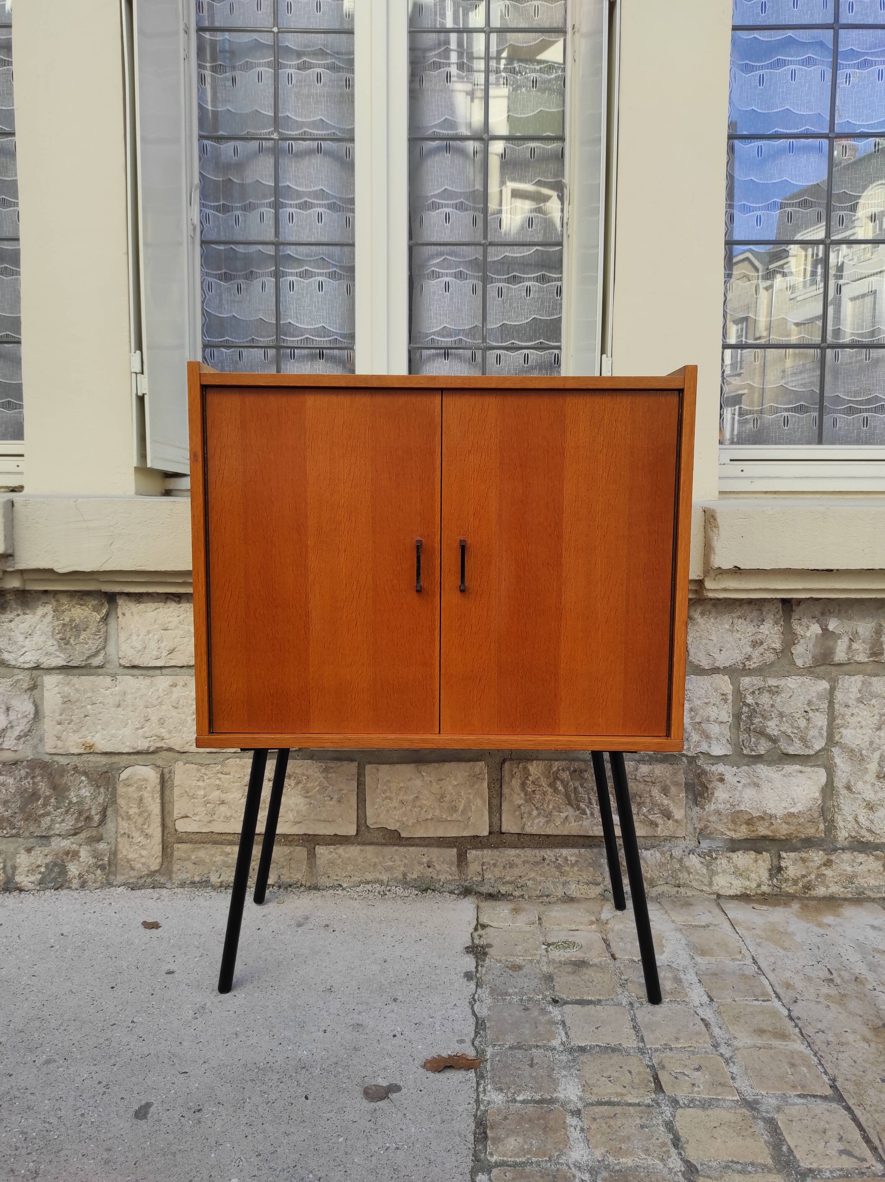 Piece of furniture feet metal compass
