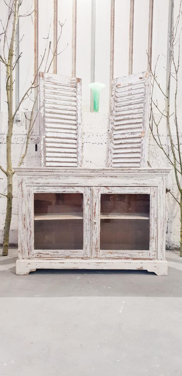 Buffe- vintage showcase