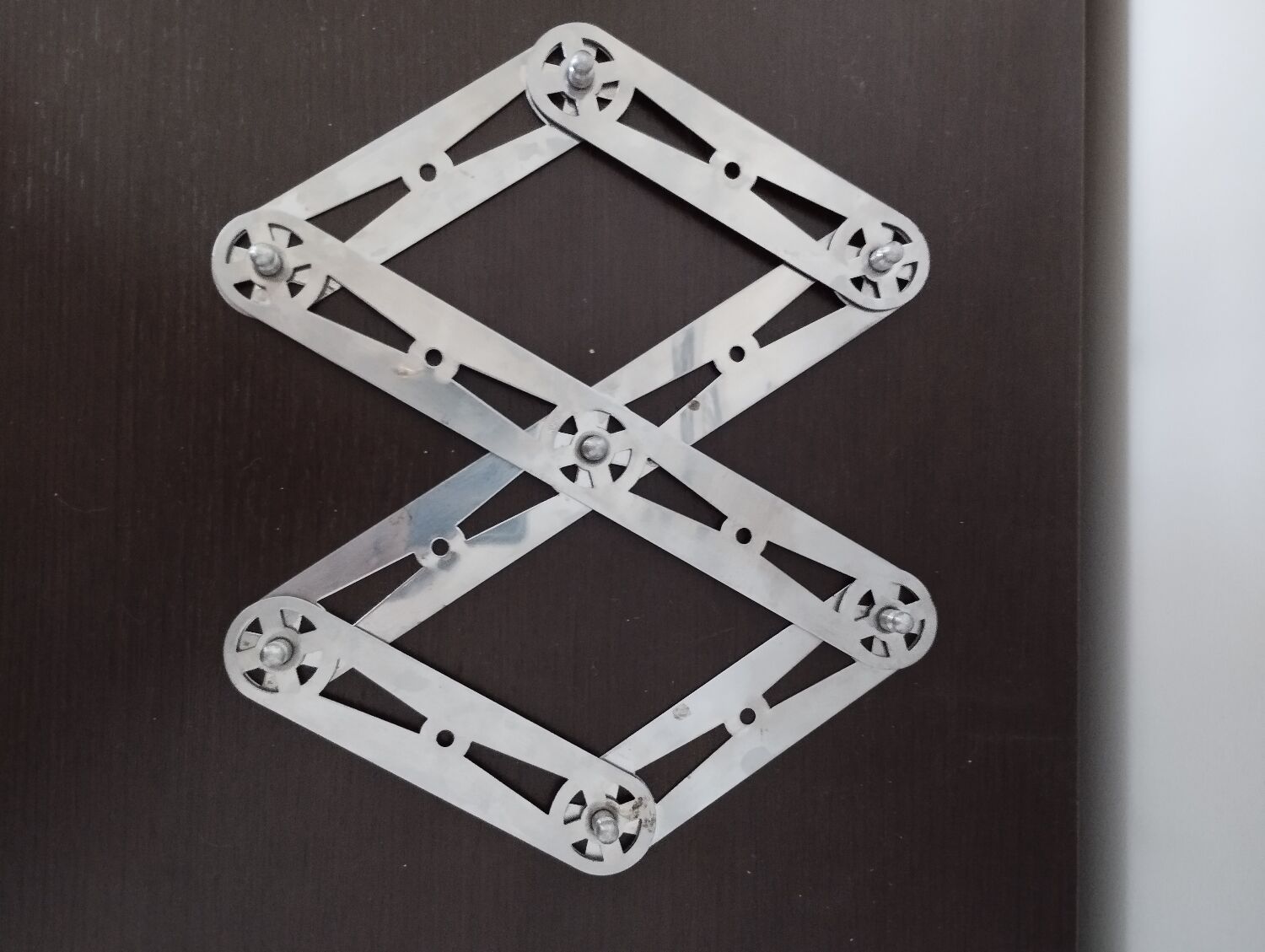 Folding extendable accordion trivet