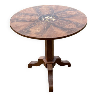 Pedestal table