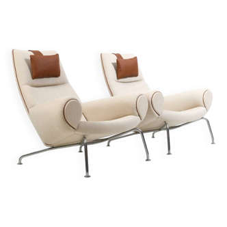 Paire de chaises Queen de Hans Wegner par Johannes Hansen vers 1960 / Rembourrage neuf
