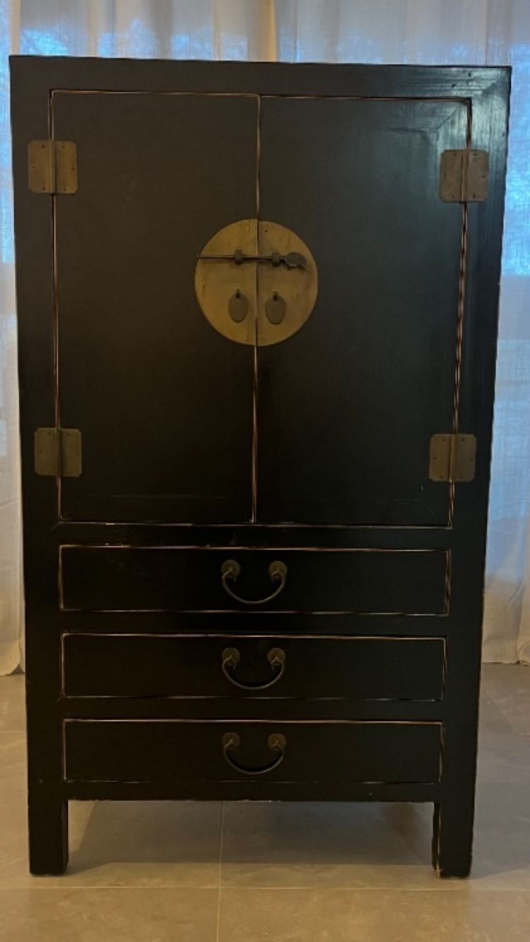 Armoire d’inspiration asiatique en bois laqué noir