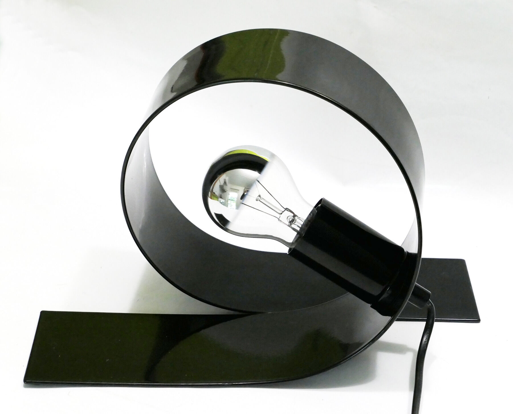 Lampe à poser design en métal laqué noir