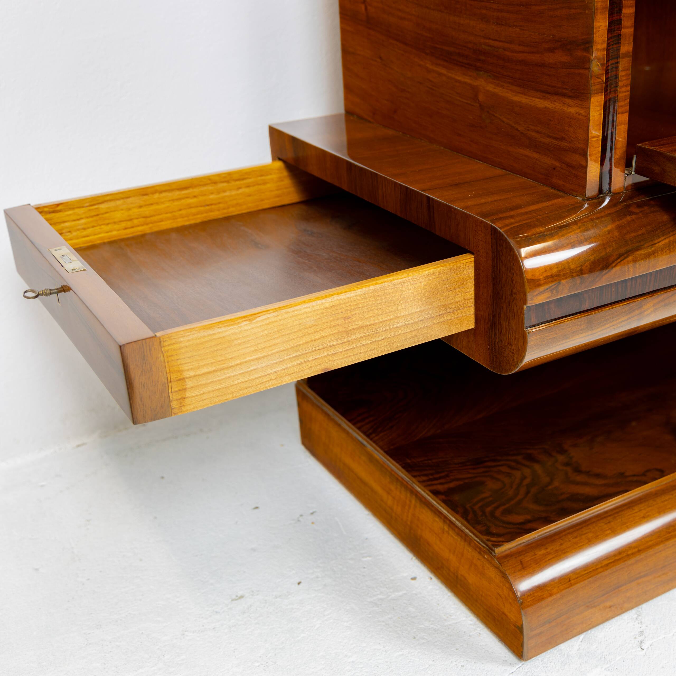Art Deco bar cabinet in walnut, Wilhelm Mosurski - 1930s