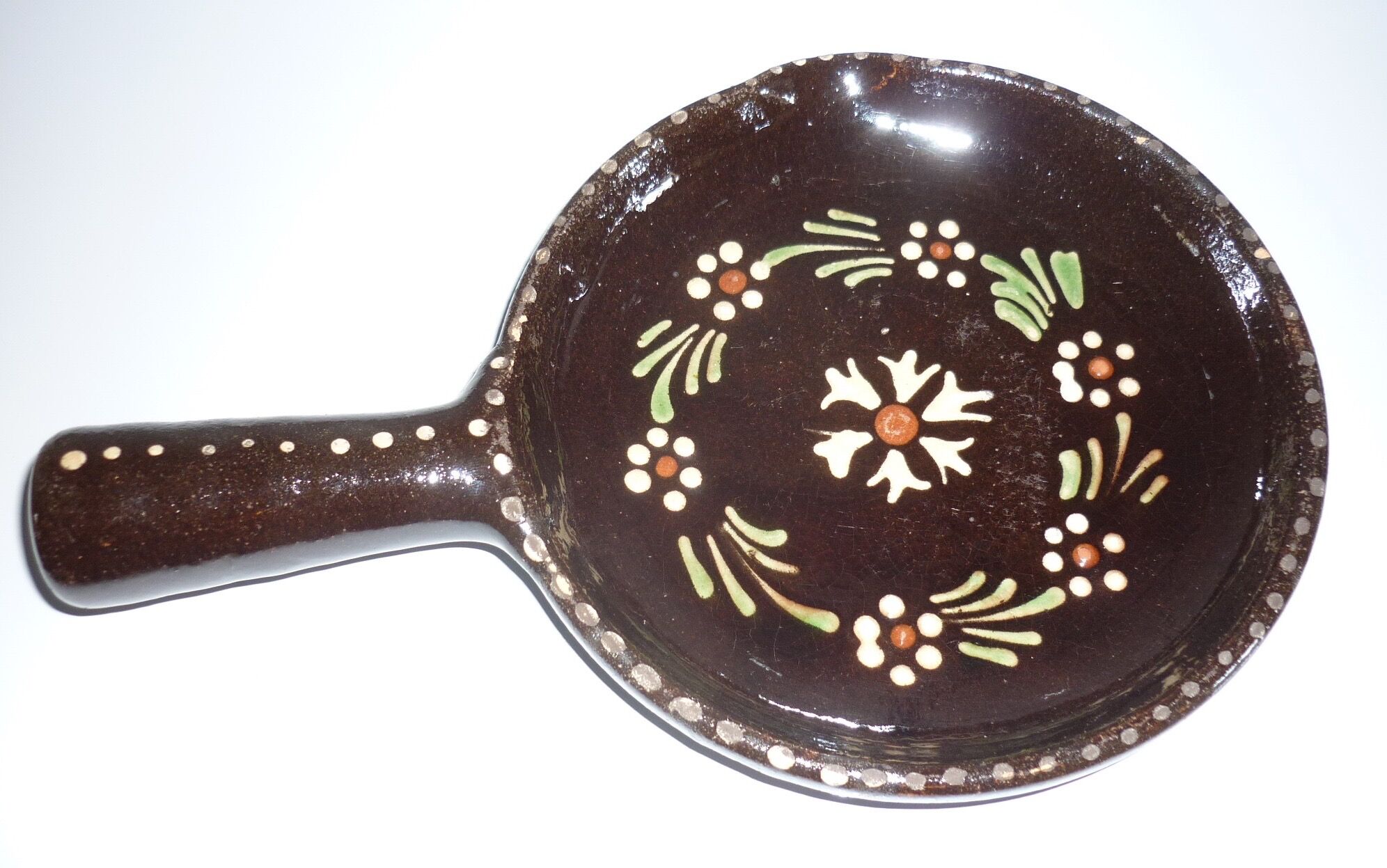 Brown ceramic pan, flower decorations