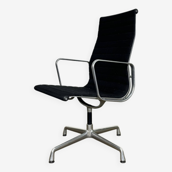 Chaise Eames EA112 noire par Vitra