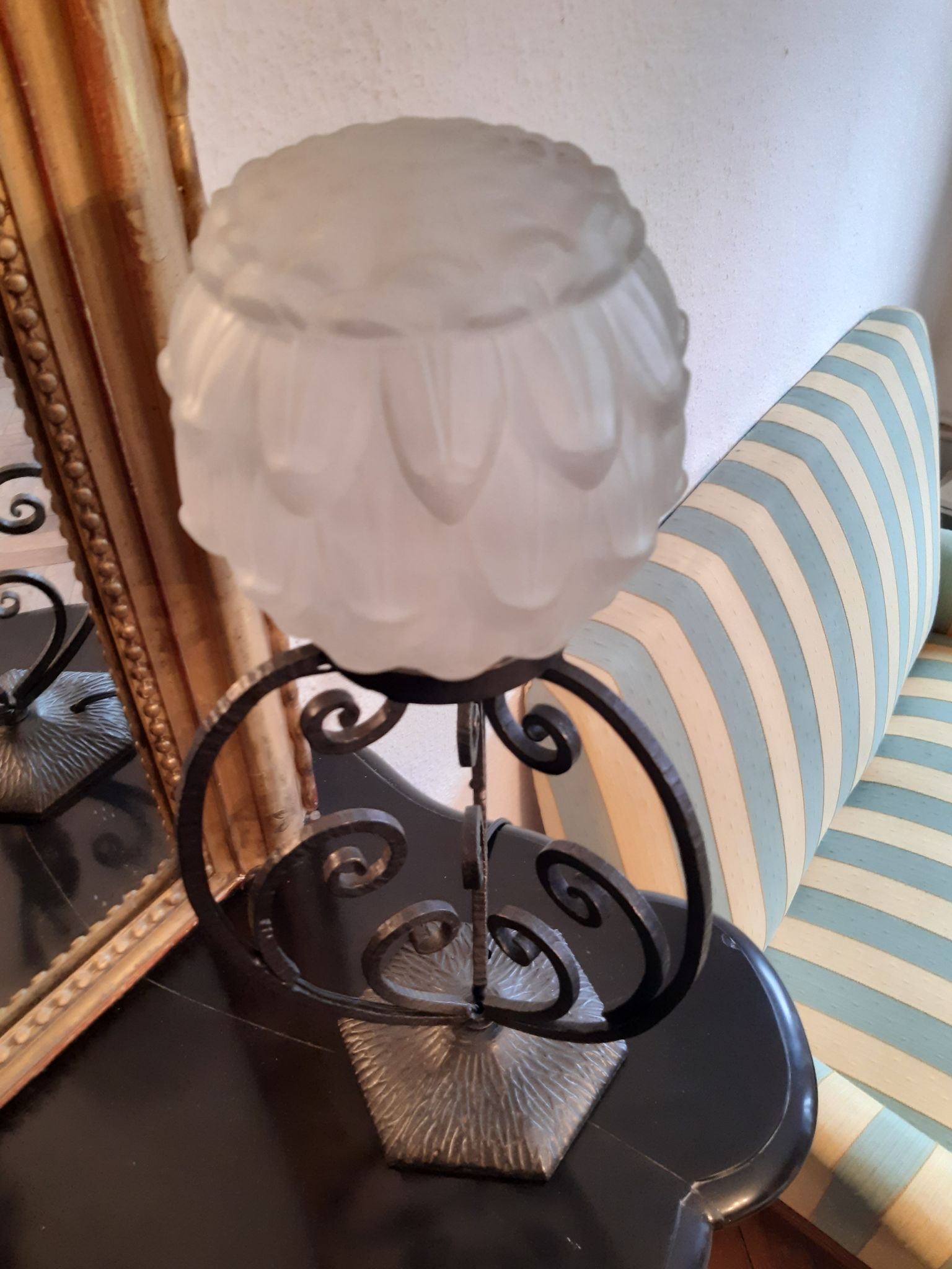 Lampe d'époque art déco fer forgé et globe verre moulé pressé