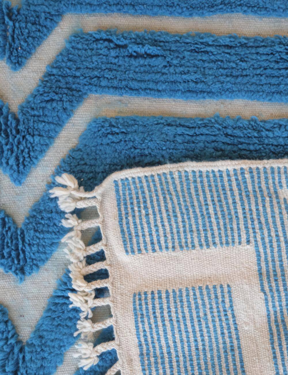 Contemporary Blue Rug - 271 x 218 cm