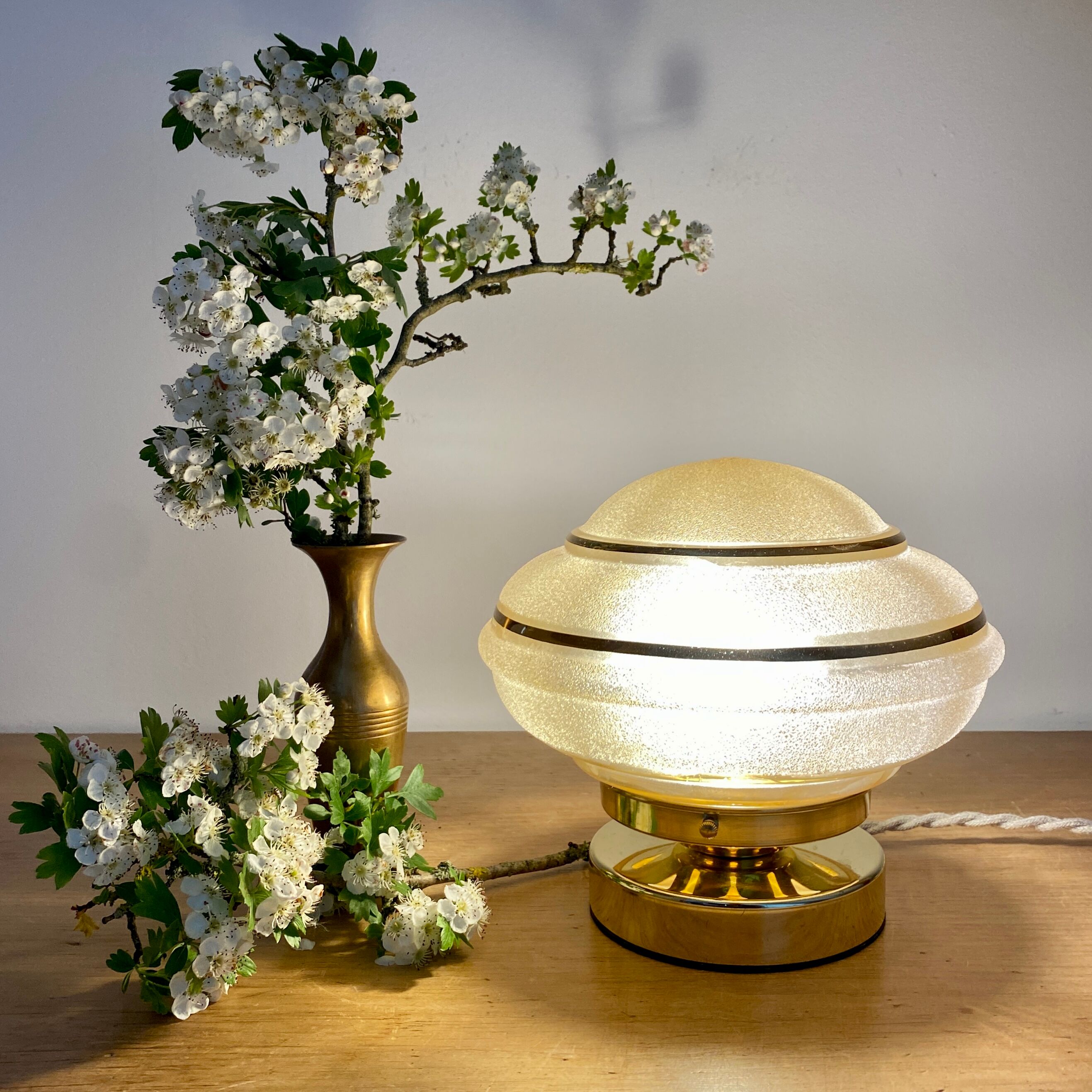 Lampe à poser globe vintage art déco en verre jaune et doré