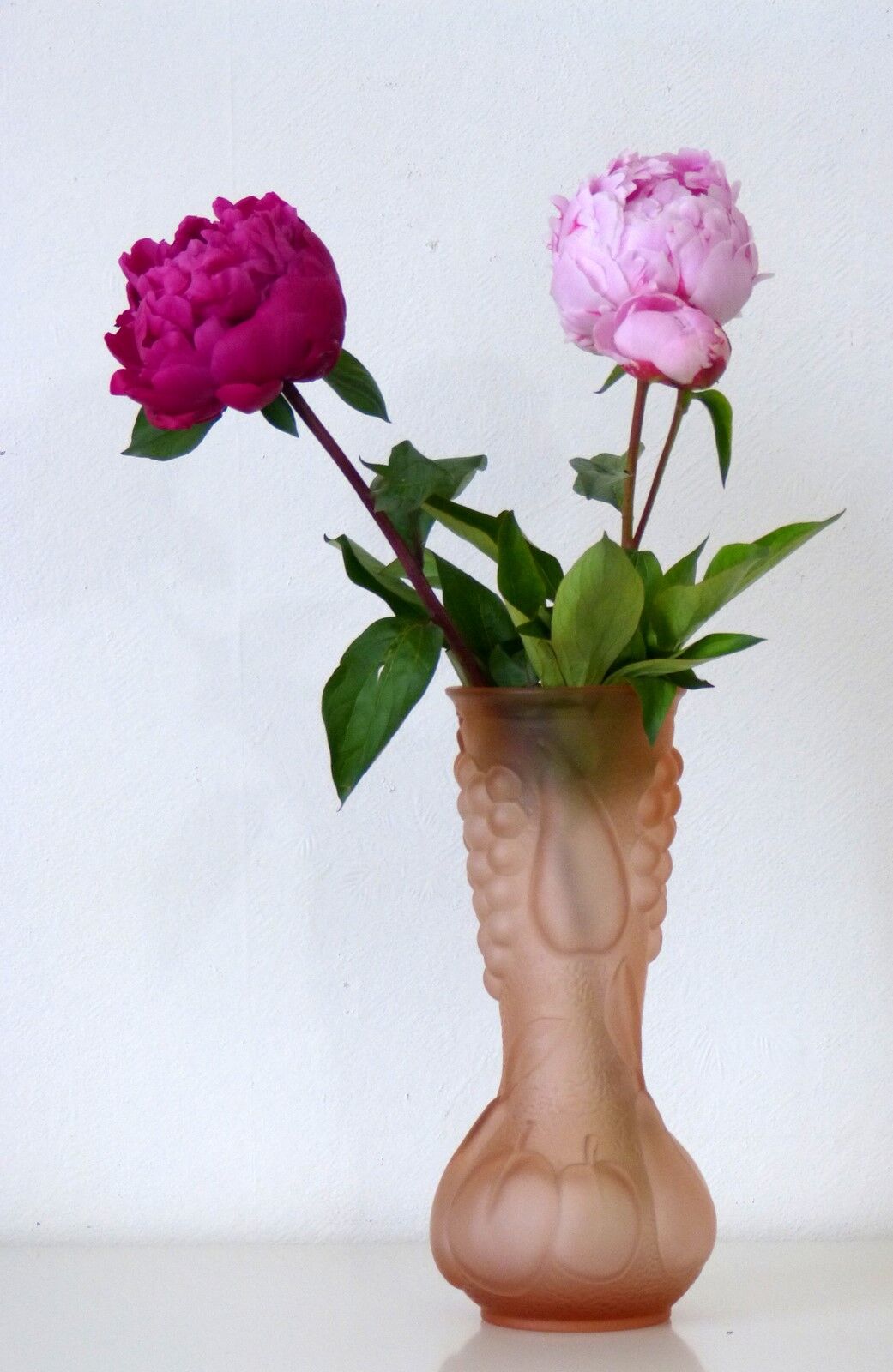 Vase pink Art deco glass fruit decoration