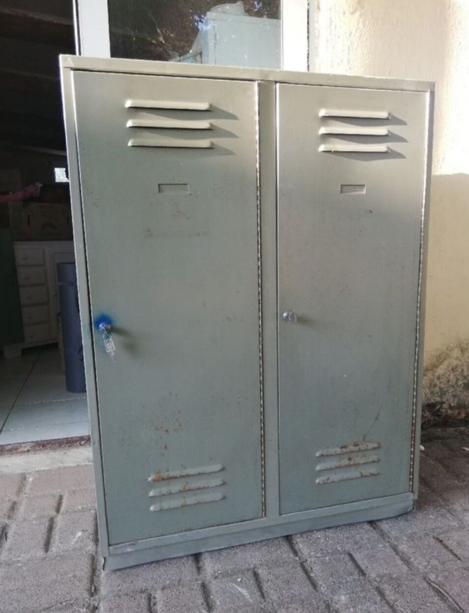 Metal cloakroom