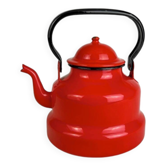 Red enamelled sheet metal kettle