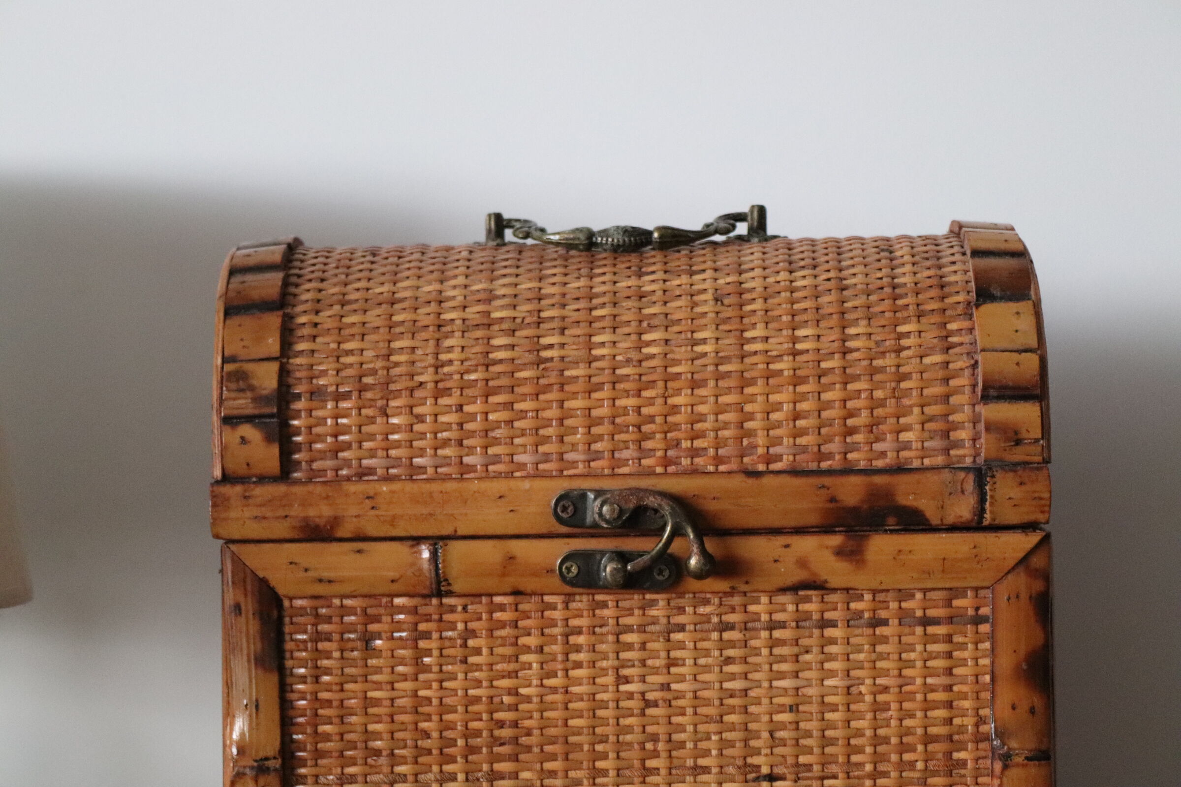 Wicker bottle basket and bamboo