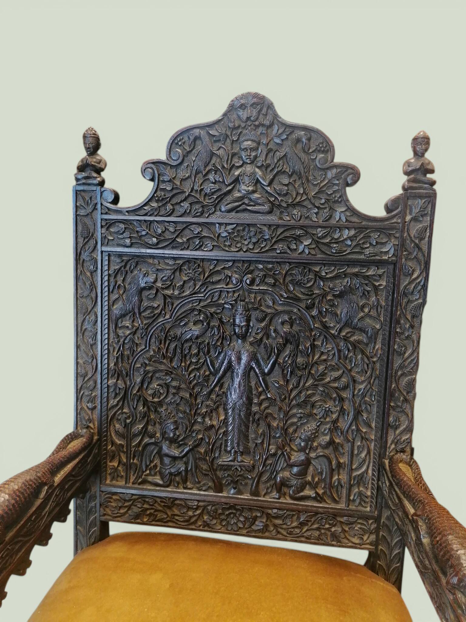 Indian throne chair in carved red wood - Buddhist / Hindu.
