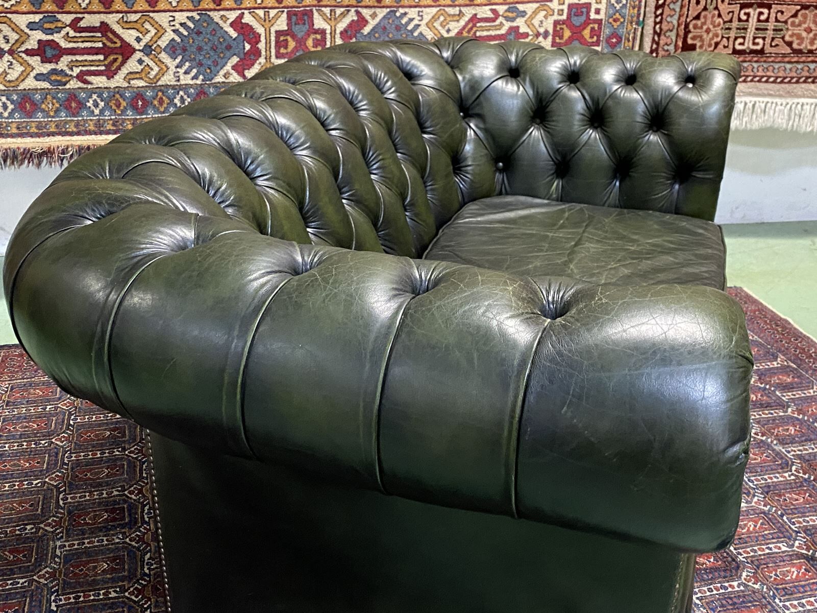 Chesterfield 2-seater green leather sofa from the 1980s