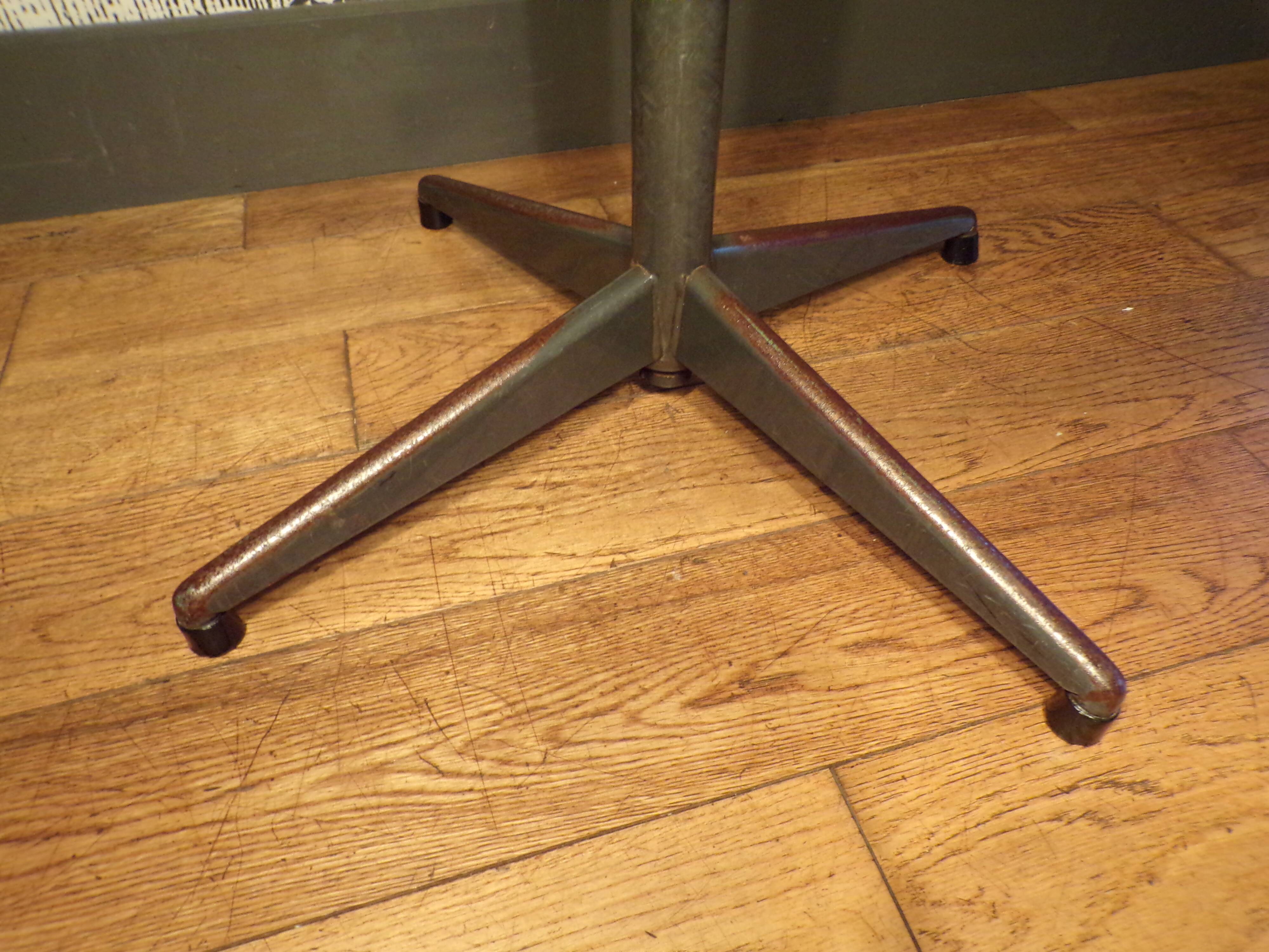 Swivel workshop chair