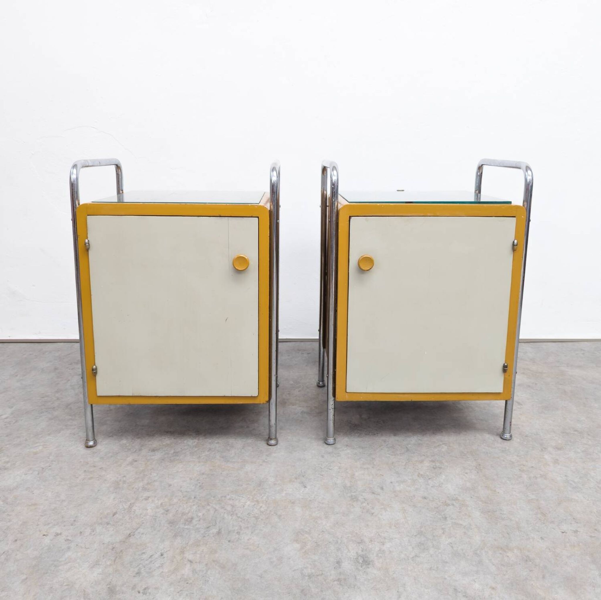 Paire de tables de nuit en tube d'acier par Hynek Gottwald, 1930