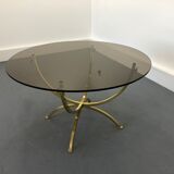 Table basse en laiton et verre fumé années 1970