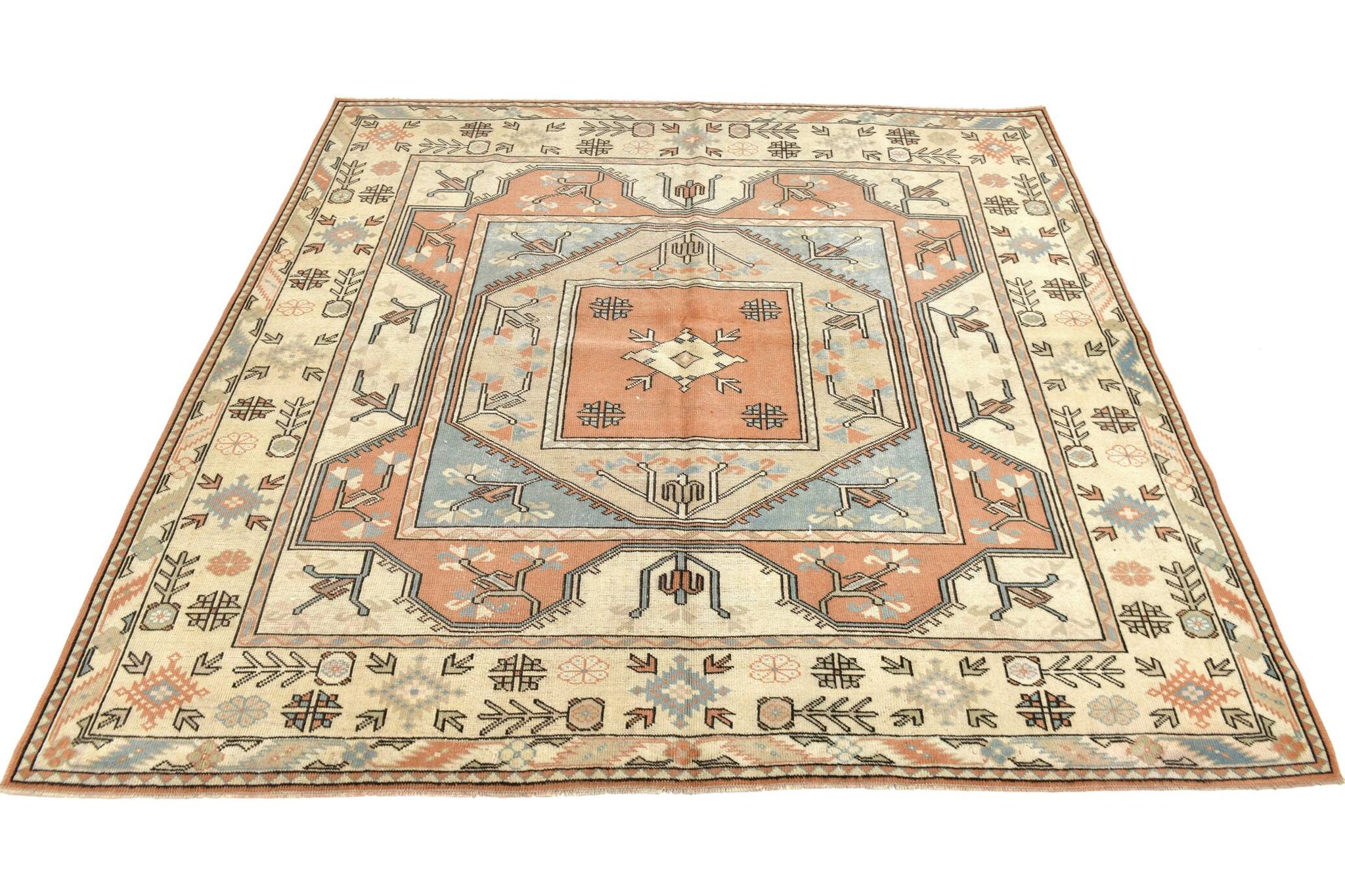 Tapis persan carré saumon et crème, 194x212 cm
