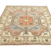 Tapis persan carré saumon et crème, 194x212 cm