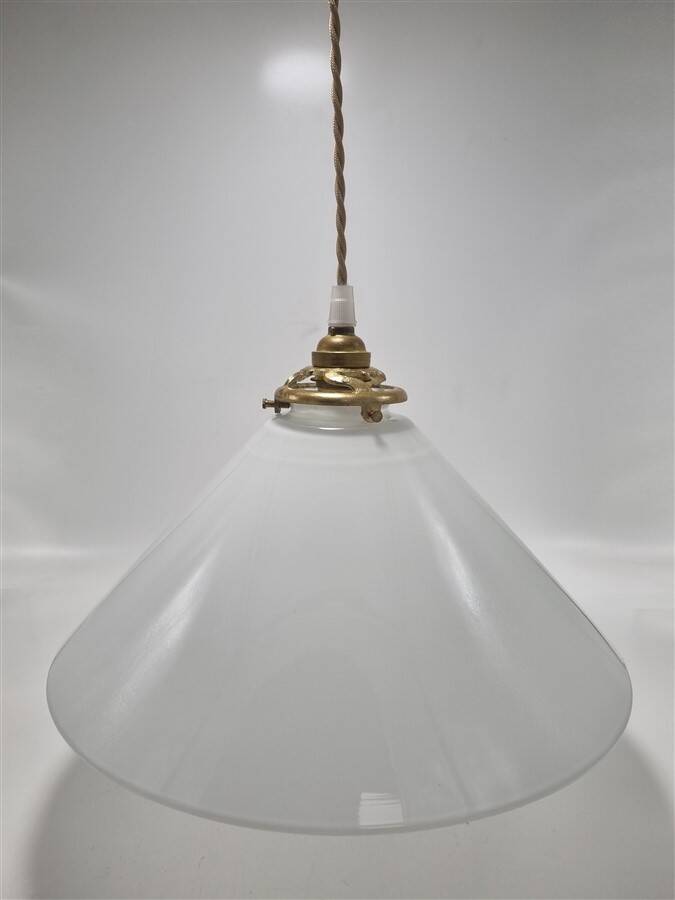 Conical suspension in white opaline